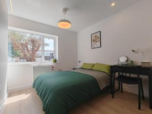 Gated 4 Guests House Free Parking