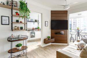 Apê BC Ótima localização 4min a pé da Praia Garagem Home Office para 4 com Ar-condicionado Portaria 24h