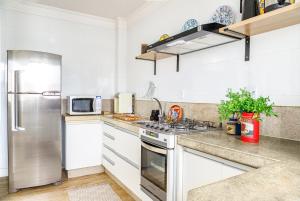 Apê BC Ótima localização 4min a pé da Praia Garagem Home Office para 4 com Ar-condicionado Portaria 24h