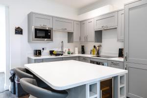 Beach Haven, Steps to Sand, Trails & Shops, Highly Rated 2-Bedroom House Minutes from Mumbles Beach with a Patio