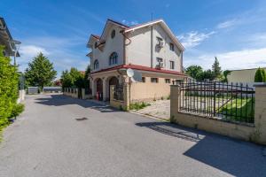 FarawayHomes Aparthotel Near Vienna Airport - Anytime Self Check-In