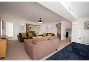 Warwick Views - Family Hot Tub Home Lovely Views with Ample Parking