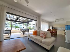 Oceanfront, big and cozy apt in Aligio