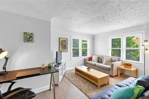 Luxury Downtown Retreat - Prime Spot - Sleeps 6 - Clawson