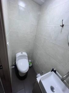 Espacioso apartamento con piscina en Laureles 201