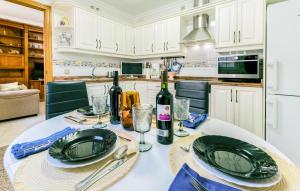 1 Bedroom Stunning Apartment In Sevilla