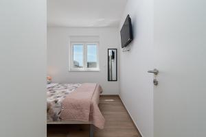 Apartments with parking space Trogir - 23453