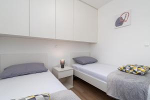 Apartments with parking space Trogir - 23453