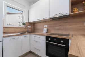 Apartments with parking space Trogir - 23453