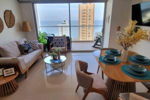 Stunning Infinity Pool, Balcony, steps from Walled City & Marbella Beach