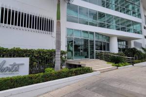 Stunning Infinity Pool, Balcony, steps from Walled City & Marbella Beach