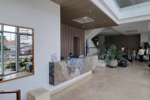 Stunning Infinity Pool, Balcony, steps from Walled City & Marbella Beach