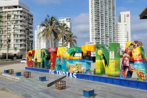 Stunning Infinity Pool, Balcony, steps from Walled City & Marbella Beach