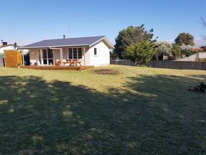 Relaxed Beach Retreat, mod family friendly bach