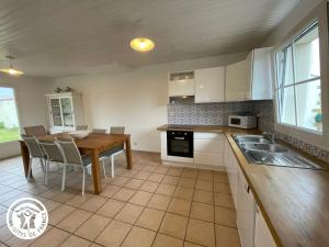 Maisons de vacances Maison renovee 6 pers avec jardin, proche plages et pistes cyclables a Talmont-Saint-Hilaire - FR-1-426-557 : photos des chambres