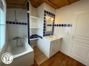 Maisons de vacances Maison renovee 6 pers avec jardin, proche plages et pistes cyclables a Talmont-Saint-Hilaire - FR-1-426-557 : photos des chambres