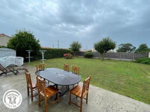 Maisons de vacances Maison renovee 6 pers avec jardin, proche plages et pistes cyclables a Talmont-Saint-Hilaire - FR-1-426-557 : photos des chambres