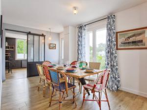Maisons de vacances Maison de Charme a Merville-Franceville-Plage, 10 Pers, Proche Mer, Grande Terrasse et Studio Independant - FR-1-788-27 : photos des chambres