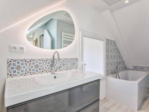 Maisons de vacances Maison de Charme a Merville-Franceville-Plage, 10 Pers, Proche Mer, Grande Terrasse et Studio Independant - FR-1-788-27 : photos des chambres