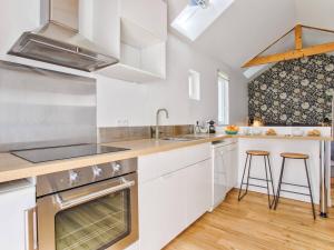 Maisons de vacances Maison de Charme a Merville-Franceville-Plage, 10 Pers, Proche Mer, Grande Terrasse et Studio Independant - FR-1-788-27 : photos des chambres