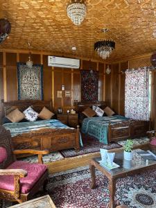 Movie land group of house boats