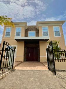 Luxury 4 Bedroom And 3 Bath Riverside Area Home Private Spacious