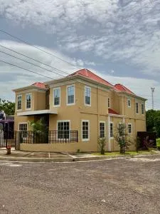 Private Spacious Modern 4BR Home with Full Kitchen - Cerro Verde