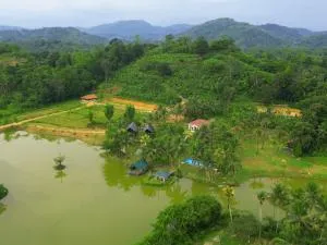 Heaven By The Lake - Aluttanayangoda Ihala