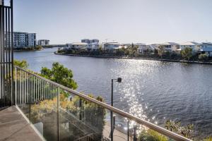 Luxury Lakeside Living at Birtinya