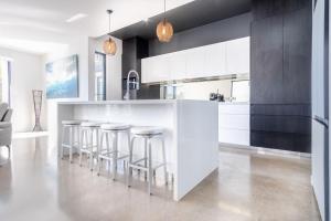 Luxury Lakeside Living at Birtinya