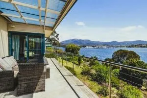 The Bay Waterfront home 10 min to CBD Sleeps 9 - Lindisfarne