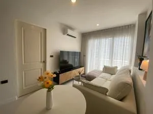 Stylish Condo wKing Bed and Pool MRT Rama 9 - Makkaszan