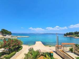 Beachfront 5BR Home Victoria