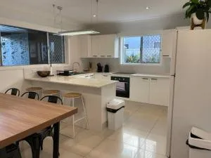 Miami's Family Getaway Sleeps 10, Pool, Patio, Walk to North Burleigh Beach & Shops - 黄金海岸