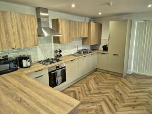 Spacious City Apartment & Free Parking