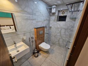 Olive Residence, Near Lakeshore Hospital