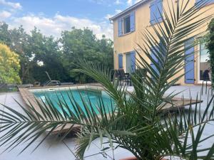 Jolie maison provençale au volets bleu