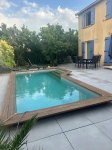 Jolie maison provençale au volets bleu