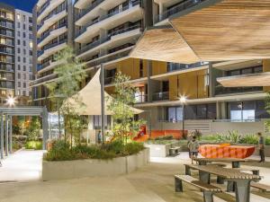 10M Lovely 2Bedroom Abnb Apartment near Airport & City with Free parking