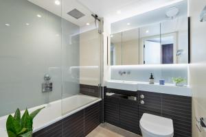 Battersea Power Station - Winter Garden Balcony & 1GB wifi - LuxuryLondonStays