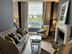 Luxury 4 Bedrooms 5 Baths 2 Receptions Family House with Garden Chelsea