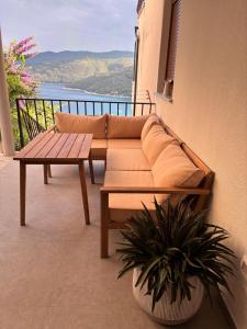 Amor, flat with private hot tub, breathtaking views and free parking in a garage, bookableyear round, Also take a look at our flat Coccolina