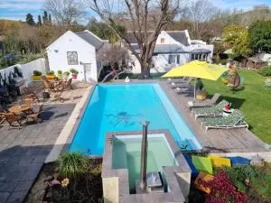 Greyton Toad Hall exclusive use up to 18, largest pool in town, hot tub, no load shedding and by arrangement up to 22 and sometimes we rent individual rooms - 格雷顿