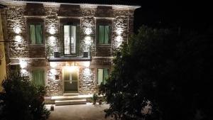 Captain Theos modern apartment Maria