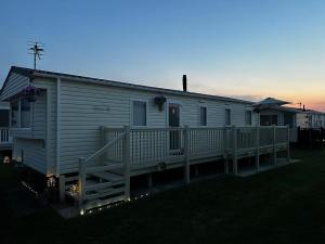 3 Bed Caravan - Sleeps 6 - Pets - Parking - Wifi