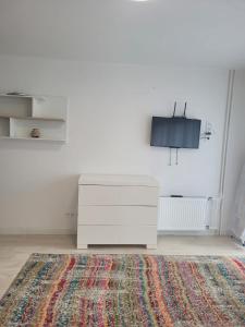 WHITE APARTMENTS free parking self check-inn