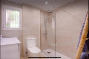 No1 - Beachfront Estepona, close to port, 2 bedroom, 2 bathroom, sleeps 5