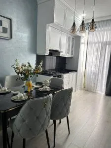 Аппартаменты-Пентхаус двухэтажный в центре Ташкента, имеется 2 спальни, 2 санузла, отдельная гостинная и отдельная кухня - Yakkasaray