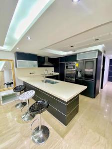 Hermosa lujosa y moderna casa boté de 4 habitaciones con piscina