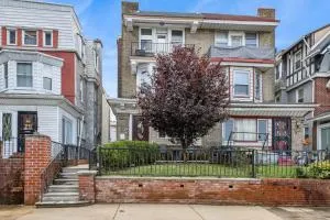 Elegant 4BR Townhome in Prime Location townhouse - Havertown